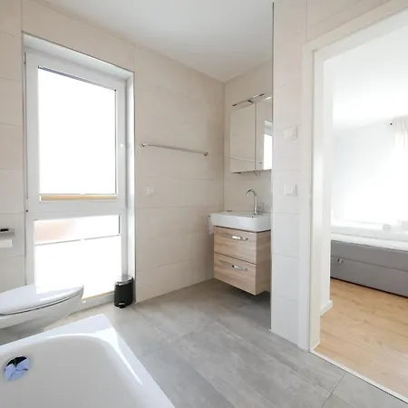 Apartment 85qm, Parkplatz, Zentral, Grosser Balkon, 2 Baeder *