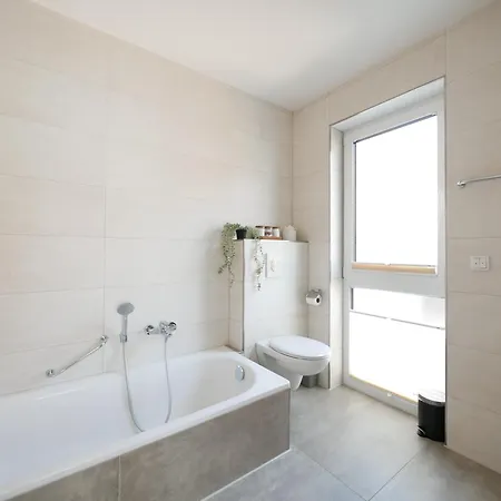 Apartman 85qm, Parkplatz, Zentral, Grosser Balkon, 2 Baeder *