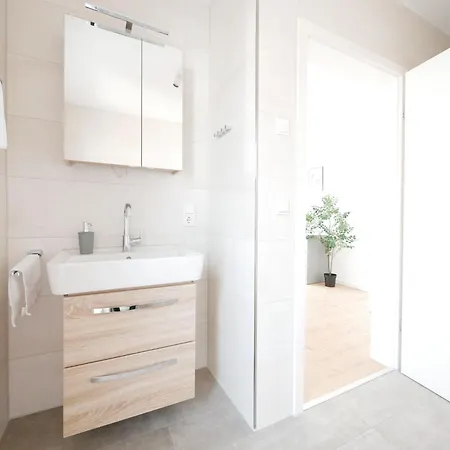 85qm, Parkplatz, Zentral, Grosser Balkon, 2 Baeder