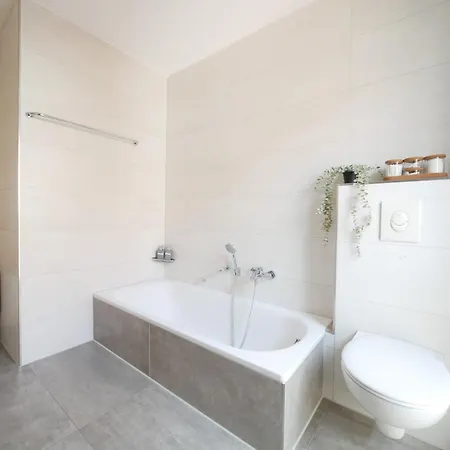 85qm, Parkplatz, Zentral, Grosser Balkon, 2 Baeder