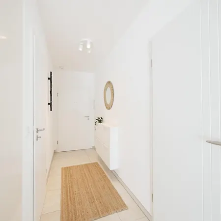 85qm, Parkplatz, Zentral, Grosser Balkon, 2 Baeder Apartment