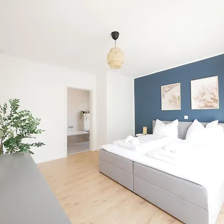 Apartment 85qm, Parkplatz, Zentral, Grosser Balkon, 2 Baeder *