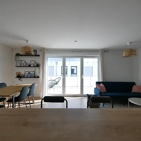 85qm, Parkplatz, Zentral, Grosser Balkon, 2 Baeder Apartment *