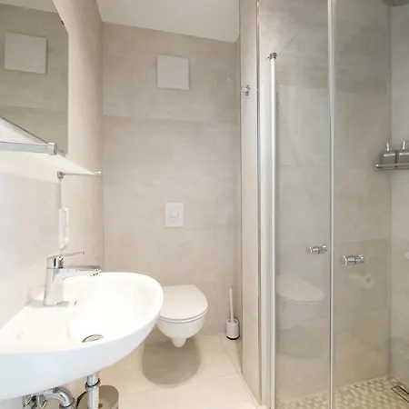 85qm, Parkplatz, Zentral, Grosser Balkon, 2 Baeder פאדרבורן