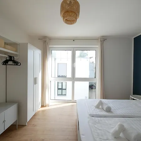85qm, Parkplatz, Zentral, Grosser Balkon, 2 Baeder דירה *
