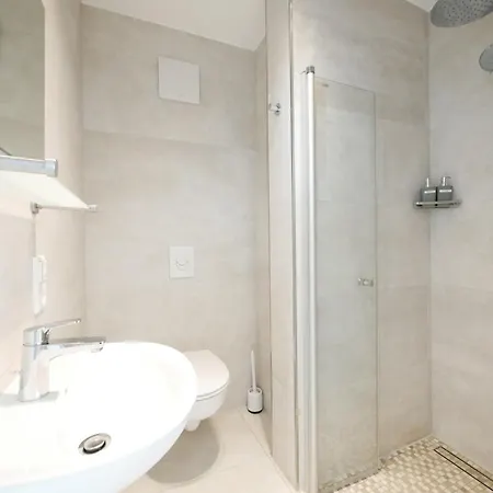 85qm, Parkplatz, Zentral, Grosser Balkon, 2 Baeder פאדרבורן