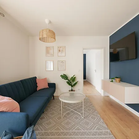 85qm, Parkplatz, Zentral, Grosser Balkon, 2 Baeder *