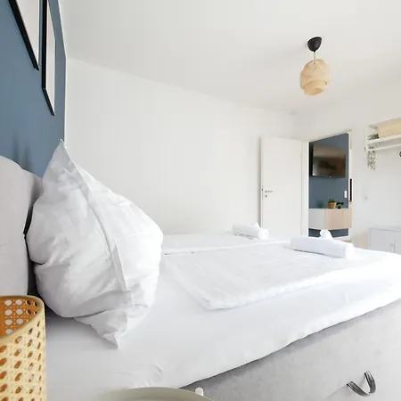 85qm, Parkplatz, Zentral, Grosser Balkon, 2 Baeder פאדרבורן