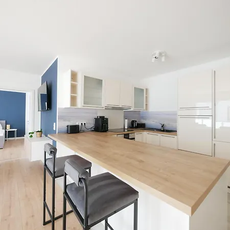 85qm, Parkplatz, Zentral, Grosser Balkon, 2 Baeder *