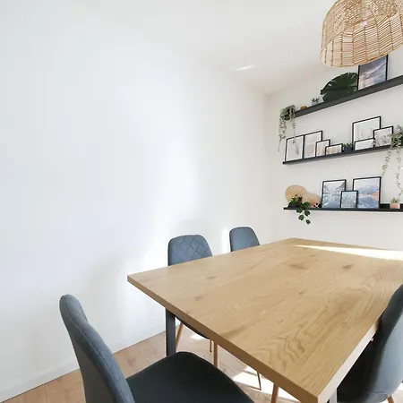 85qm, Parkplatz, Zentral, Grosser Balkon, 2 Baeder Apartment Paderborn