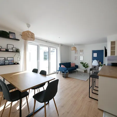 85qm, Parkplatz, Zentral, Grosser Balkon, 2 Baeder Apartment