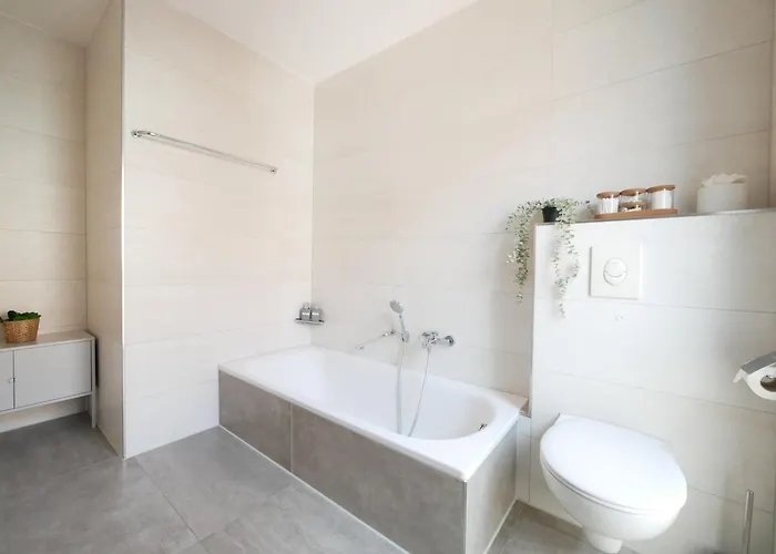 85qm, Parkplatz, Zentral, Grosser Balkon, 2 Baeder