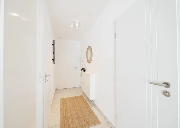 85qm, Parkplatz, Zentral, Grosser Balkon, 2 Baeder Apartamento