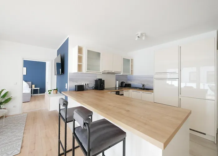 85qm, Parkplatz, Zentral, Grosser Balkon, 2 Baeder *