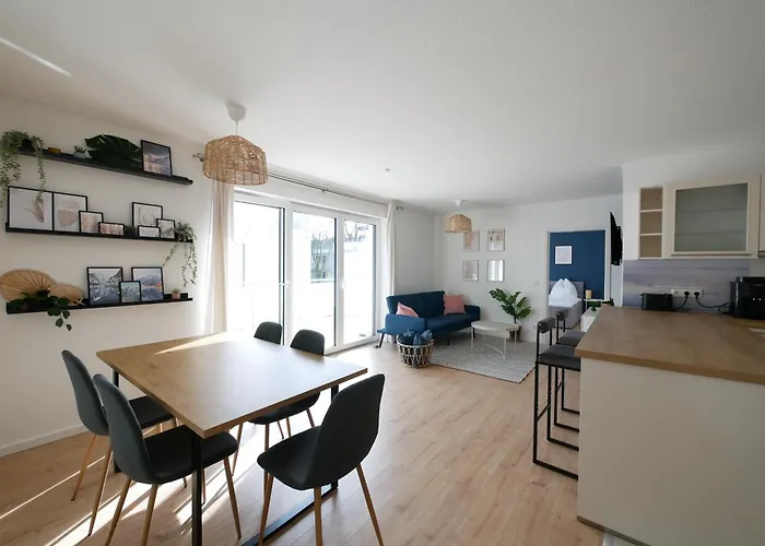 85qm, Parkplatz, Zentral, Grosser Balkon, 2 Baeder Apartamento